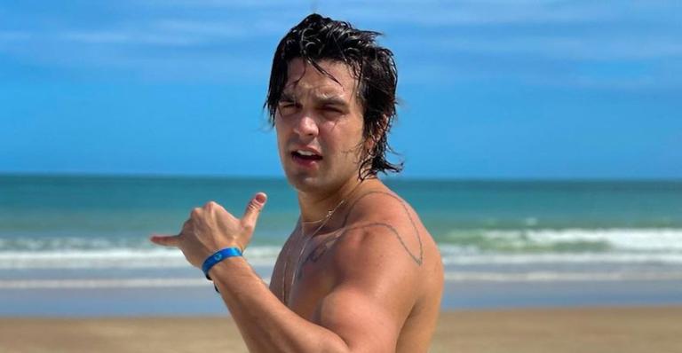 Luan Santana Recebe Elogios De F S Ao Surgir Sem Camisa Em Praia